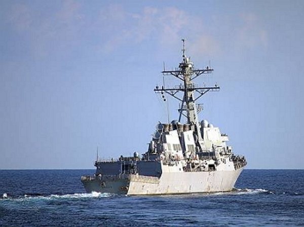 Военный корабль США вновь попал под обстрел у берегов Йемена