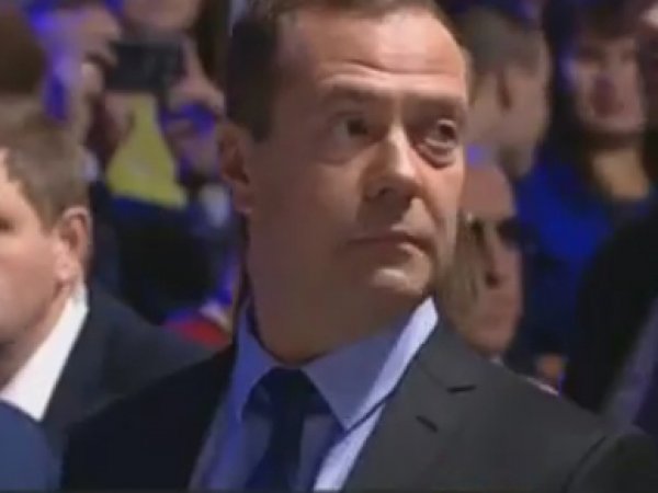 Форум в Сколково с участием Медведева экстренно прервали из-за странных хлопков (ВИДЕО)