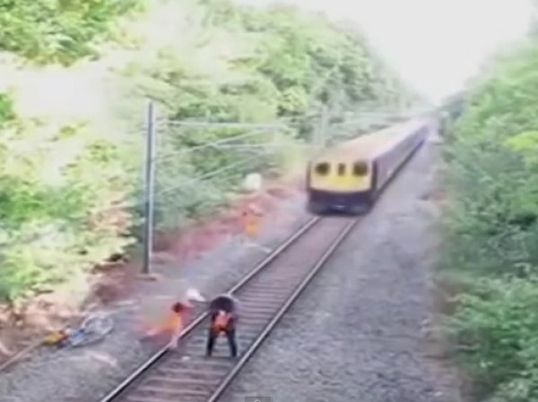 YouTube ВИДЕО: в Италии железнодорожник в последнюю секунду спас пьяного велосипедиста