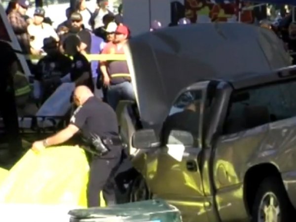 В США автомобиль рухнул с моста, убив четырех человек (ФОТО)