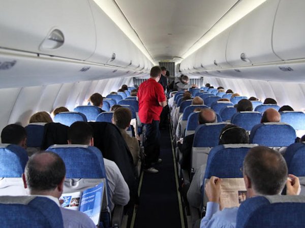 Пассажиры самолета Анталья — Москва три часа летели с мертвой женщиной на борту (ФОТО)