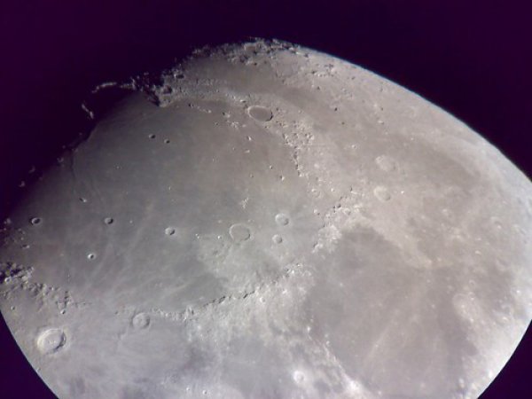 Уфологи обнаружили на севере Луны загадочный объект (ФОТО)
