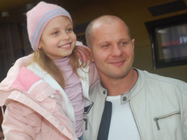 СМИ: неизвестные напали на 9-летнюю дочь Федора Емельяненко