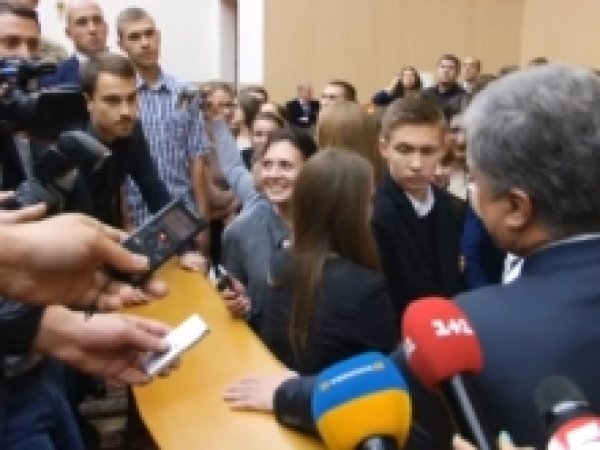 За неудобный вопрос президенту Порошенко студента отчислят из университета (ВИДЕО)