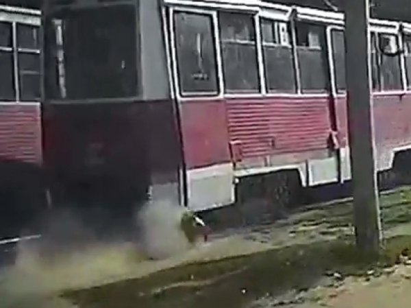 Шок: в Саратове трамвай несколько сотен метров тащил по земле зажатого дверью мужчину (ВИДЕО)