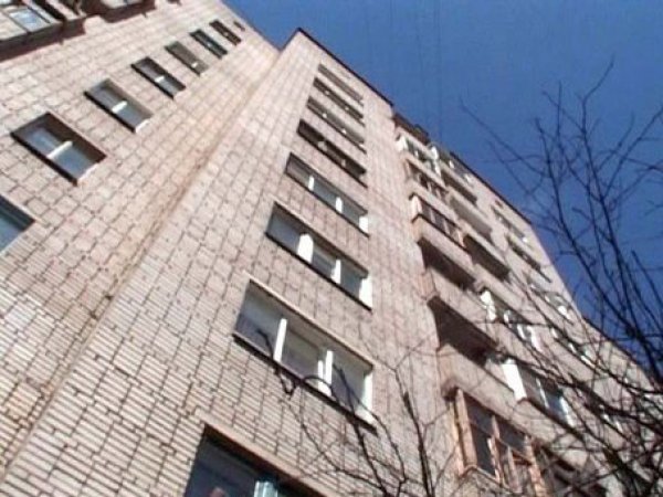 Опубликовано ВИДЕО падения девушки из окна 11-го этажа в Москве