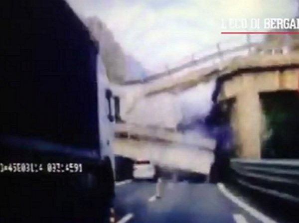 В Италии мост рухнул на проезжающие под ним автомобили