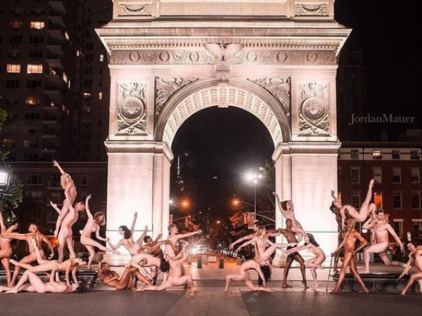 Города Европы и Америки заполонили обнаженные балерины (ФОТО, ВИДЕО)