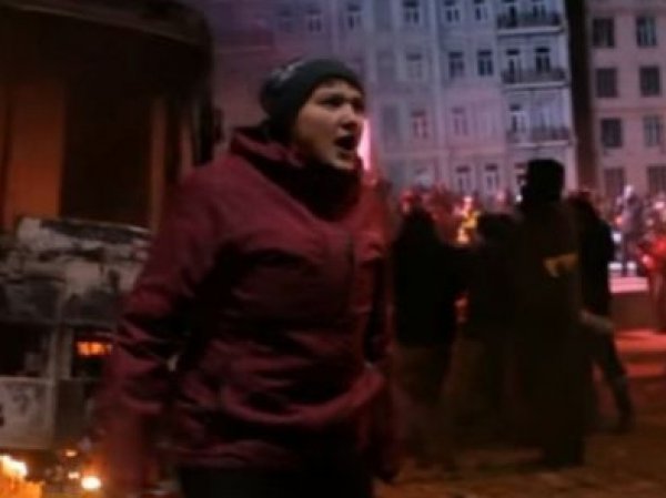 На ВИДЕО с Youtube украинские СМИ увидели Савченко за спинами бойцов "Беркута" на Майдане 2014 года