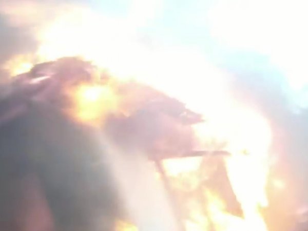 В Омске спасатель снял на ВИДЕО тушение пожара в частном доме от первого лица