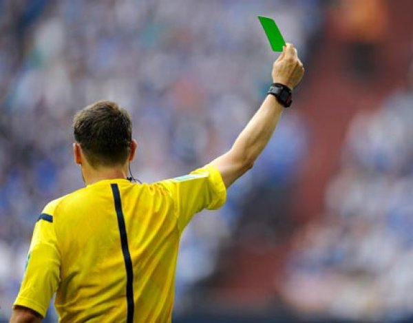 Первая зеленая карточка в истории футбола была показана в матче серии В чемпионата Италии (ВИДЕО)