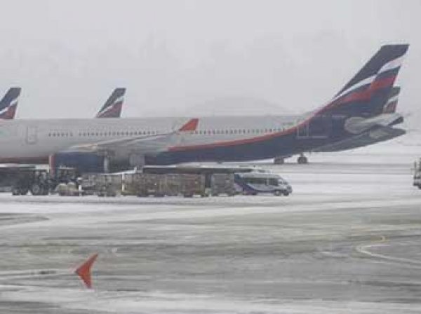 В аэропортах Москвы из-за снегопада отменены 20 рейсов