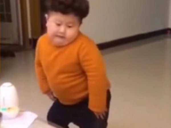 YouTube ВИДЕО с танцующим "мини Ким Чен Ыном" "взорвало" Сеть