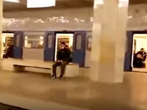 YouTube ВИДЕО: подросток-экстремал сделал сальто перед едущим поездом в московском метро
