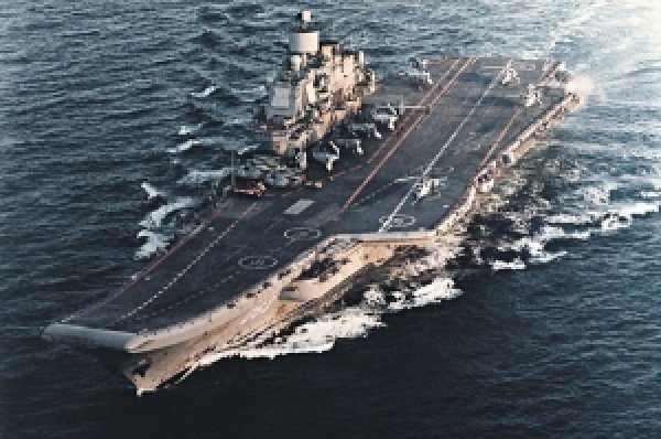 В сети высмеяли идущий на буксире авианосец «Адмирал Кузнецов»
