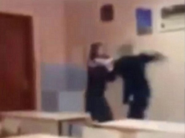ВИДЕО жесткого избиения школьницы девятиклассником в Иркутском лицее шокировало Youtube