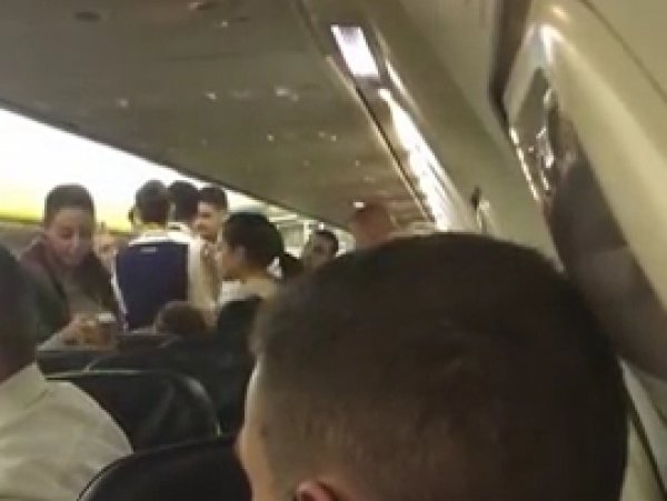 На Youtube появилось ВИДЕО драки на борту, из-за которой сел самолет Брюссель — Мальта