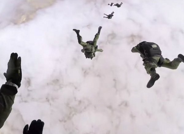 На Кубани три десантника пропали после учебного прыжка с парашютом