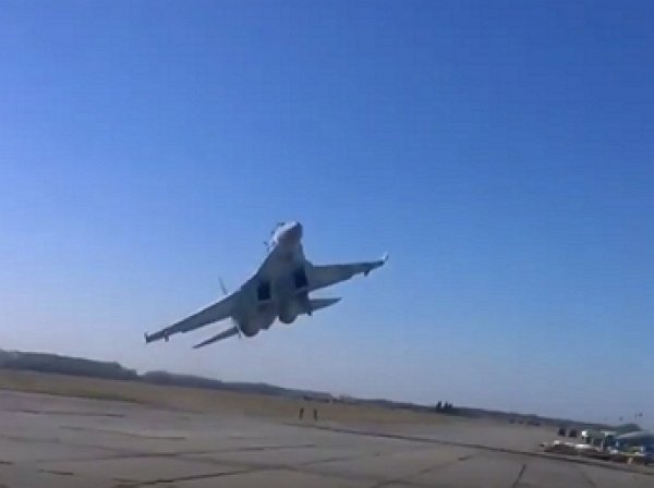 YouTube ВИДЕО: украинский СУ-27 опасно лихачит над головами зрителей
