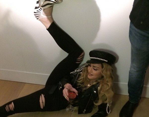 Youtube ВИДЕО: пьяная Мадонна шокировала гостей престижной фотовыставки в Лондоне (ФОТО, ВИДЕО)