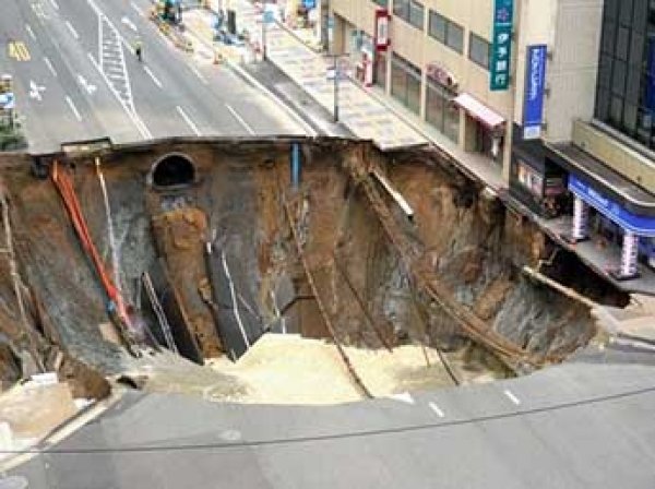 В Японии под землю провалилось 30 метров дороги (ФОТО)