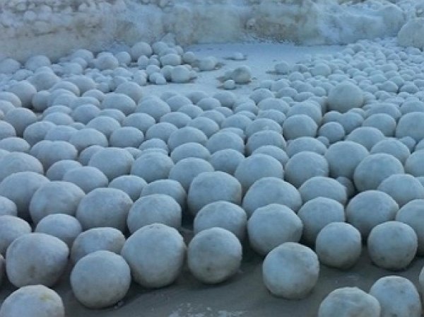 Ученые объяснили, откуда появились ледяные шары на Ямале (ФОТО)