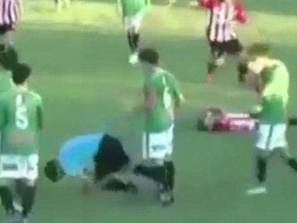 ВИДЕО убийства арбитра игроком во время футбольного матча появилось на Youtube