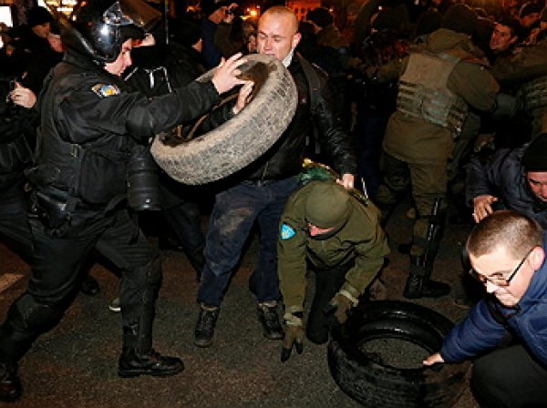 "Третий майдан", Киев: на майдане Незалежности начались стычки с силовиками, разгромлено отделение Сбербанка
