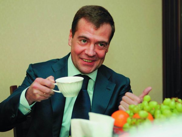 Медведев стал мемом в Сети, после того как ему предложили "американо" переименовать в "русиано" (ФОТО, ВИДЕО)