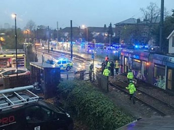 В Лондоне трамвай сошел с рельсов: 5 человек погибли (ФОТО)