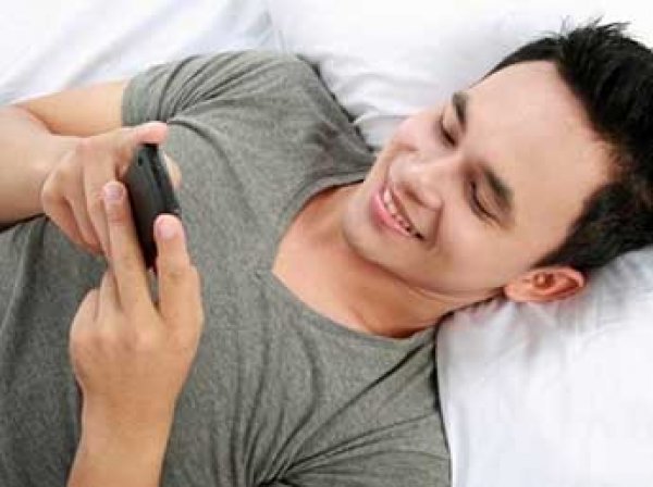Ученые назвали главную опасность смартфонов для мужского здоровья