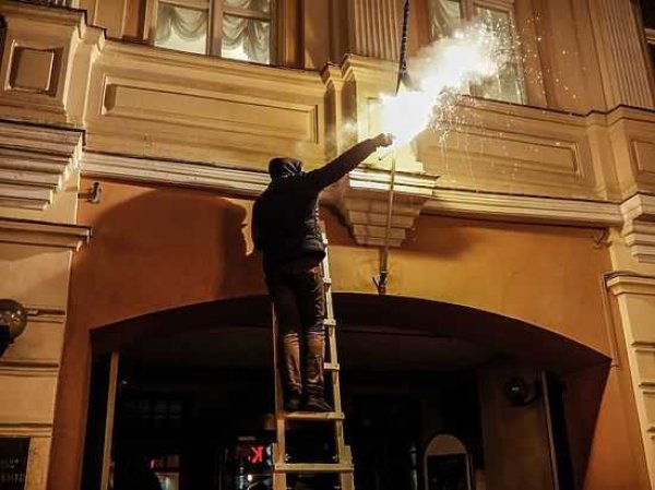 Активисты "Другой России" в центре Москвы сожгли украинский флаг (ВИДЕО)