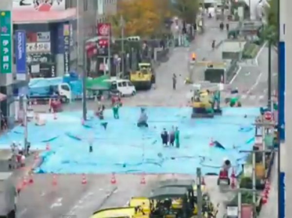 Youtube ВИДЕО: в Японии за 48 часов устранили на дороге 30-метровую воронку от обвала (ФОТО, ВИДЕО)