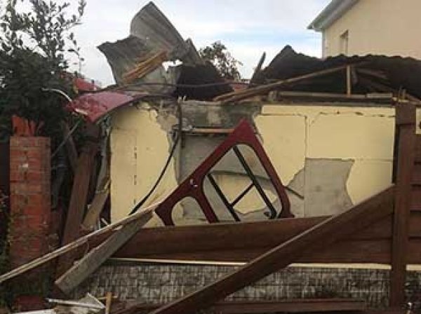 Под Сочи вертолет упал на жилой дом: есть жертвы (ФОТО)