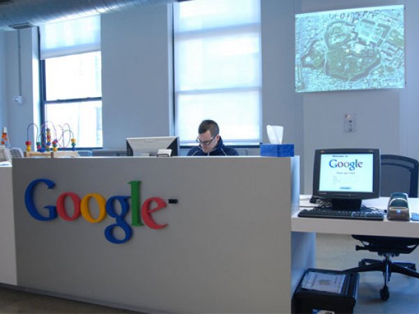 Сотрудник Google подал иск к корпорации из-за программы шпионажа