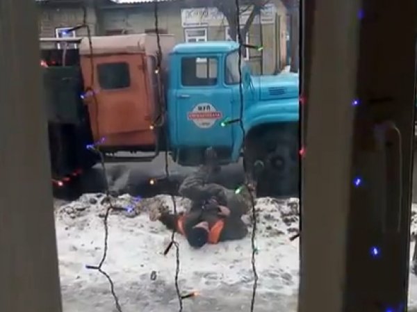 YouTube ВИДЕО с пьяными коммунальщиками в Орле рассмешило Интернет