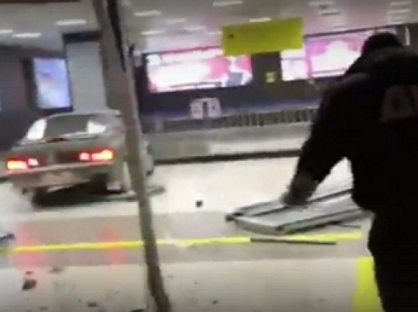 YouTube ВИДЕО: пьяный лихач протаранил терминал казанского аэропорта