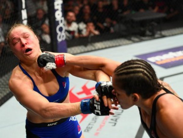 YouTube ВИДЕО: экс-чемпионка UFC Роузи была нокаутирована Нуньес за 48 секунд