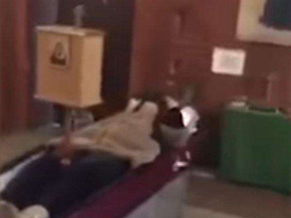 "Все, трусы порвали": пьяные ритуальщики устроили вечеринку в гробу прямо в московском морге (ВИДЕО)