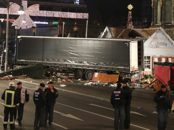 Теракт в Берлине 2016: стала известна личность водителя грузовика, въехавшего в толпу в Берлине (ФОТО)