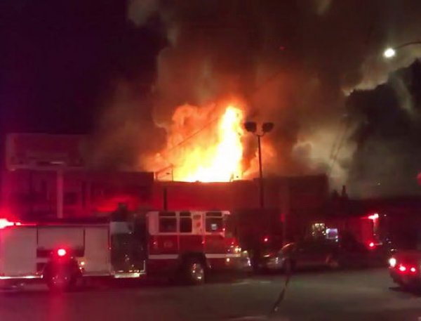 При пожаре в ночном клубе в Калифорнии погибли 9 человек (ВИДЕО)
