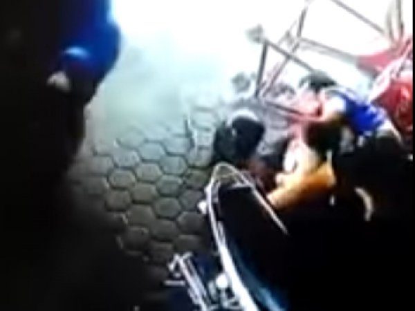 YouTube ВИДЕО: "отец-ниндзя" из Индонезии чудом спас двоих детей из-под машины (ВИДЕО)
