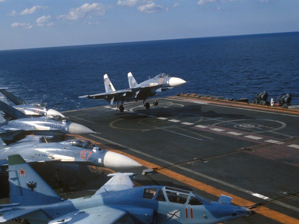 СМИ воссоздали картину падения Су-33 с палубы "Адмирала Кузнецова"