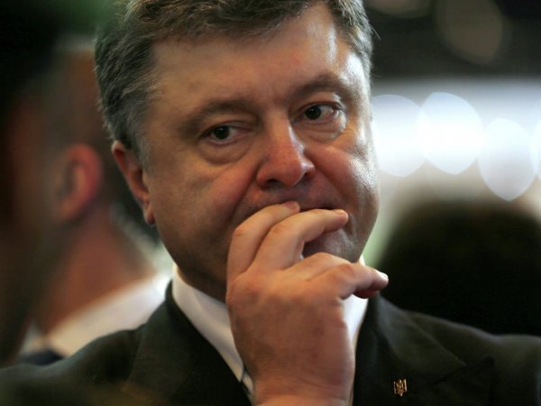 Чемоданы денег для Порошенко: СМИ узнали детали компромата на президента Украины