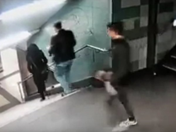 YouTube шокировало ВИДЕО, на котором мигрант спустил немку с лестницы в метро