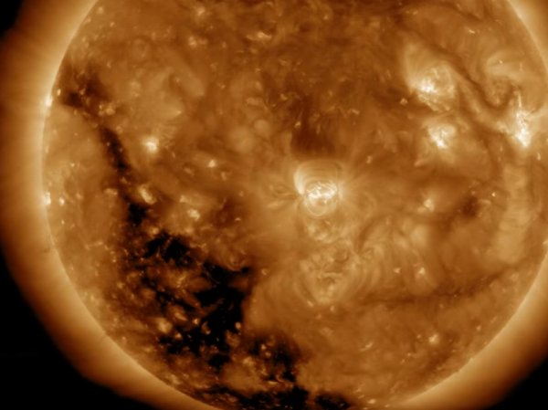 NASA выложило в YouTube ВИДЕО огромный дыры на поверхности Солнца