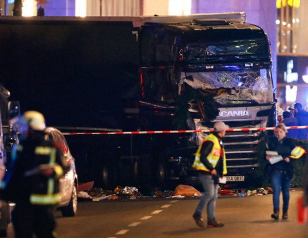 Теракт в Берлине: первое ВИДЕО с места тарана грузовиком толпы появилось в Сети