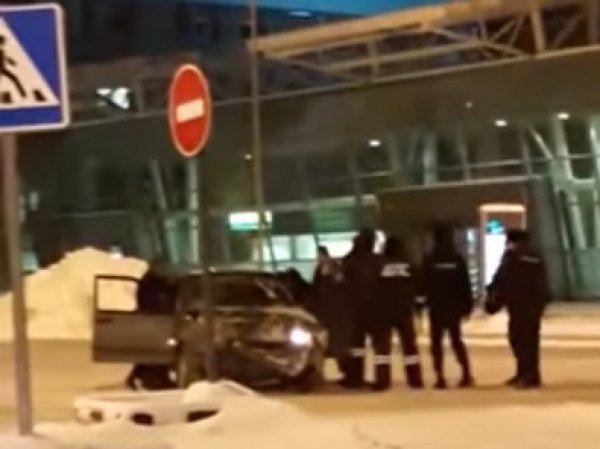 В Казани пьяный лихач протаранил здание аэропорта (ВИДЕО)