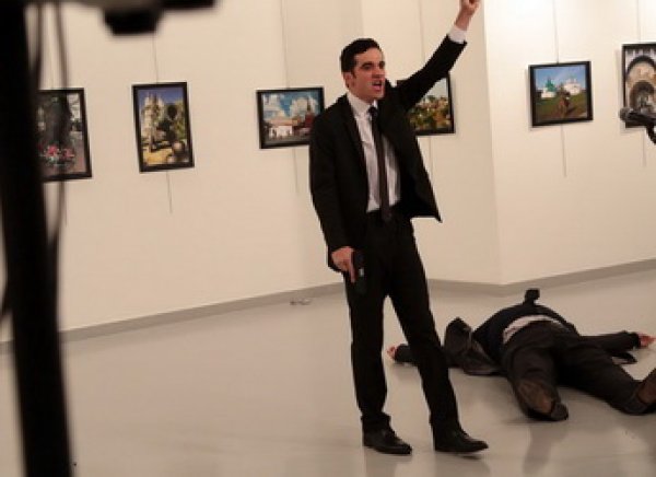 Убийство посла в Турции Андрея Карлова в прямом эфире шокировало мир (ФОТО, ВИДЕО)