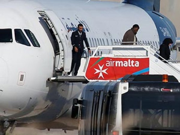 В аэропорту Мальты освободили 65 пассажиров из захваченного ливийского лайнера (ФОТО, ВИДЕО)